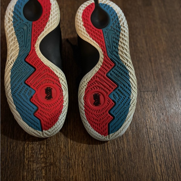 Nike Kyrie Flytrap Black Blue University Red (GS) basketball shoes - Picture 3 of 4